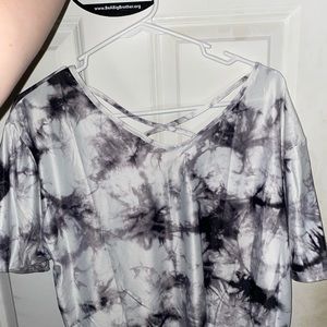 Cropped t shirt with cross cross pattern in back